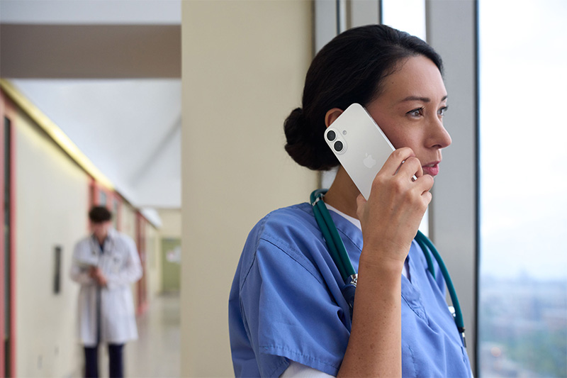 Gesundheitswesen 5 5_POC_Channel-iPhone-16-Nurse-and-Care-Team